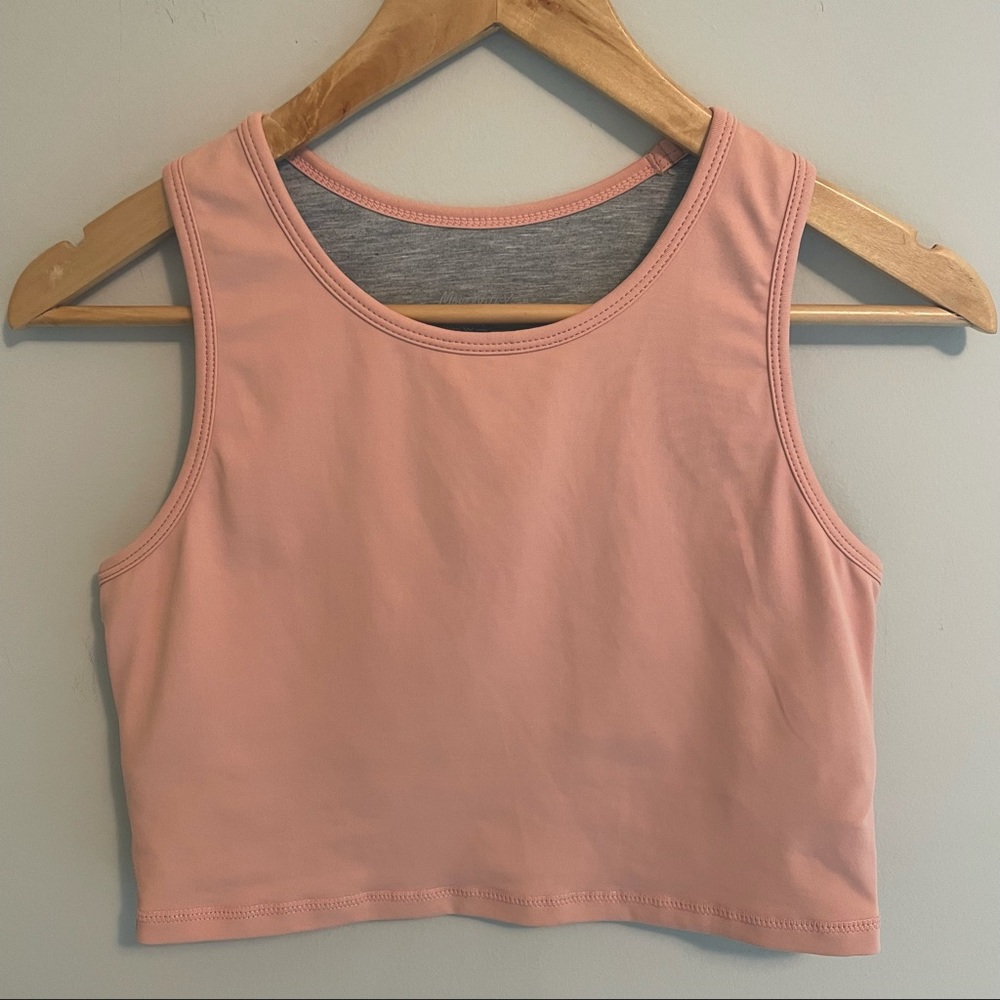 • athletic crop top •